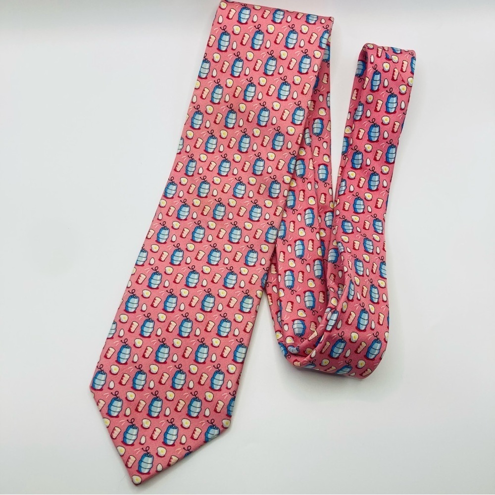Vineyard Vines Marthas Vineyard “kegs & eggs” novelty print pink & blue silk tie
